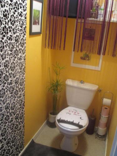 里昂COSY ROOM CROIX ROUSSE的一间位于客房内的白色卫生间的浴室