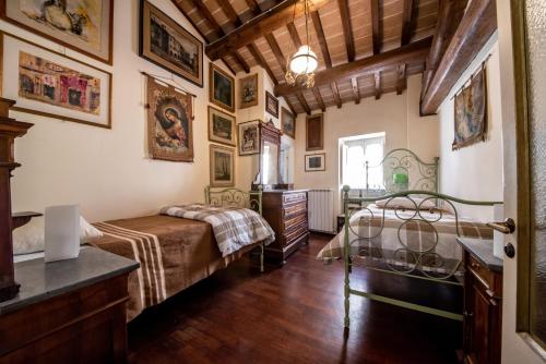 阿西西Casa Spagnoli的一间卧室配有一张床和一个梳妆台