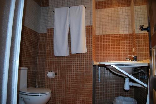 Cirat拉彼德拉德尔美迪蒂亚酒店的一间带卫生间和水槽的浴室