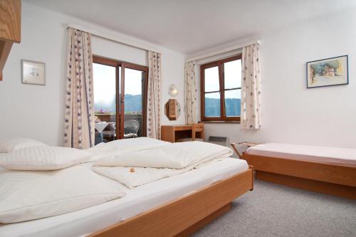 赛特朵夫苏泽恩霍夫酒店的一间卧室设有两张床和窗户。