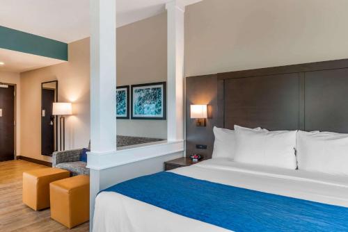 Comfort Inn & Suites Miami International Airport客房内的一张或多张床位
