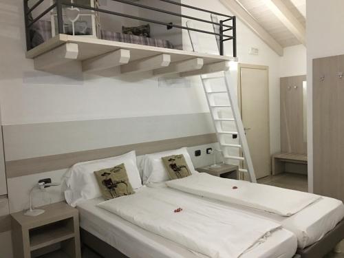 奎托·迪·特雷维索奥斯蒂利亚新住宿加早餐旅馆的一间卧室配有带梯子的双层床