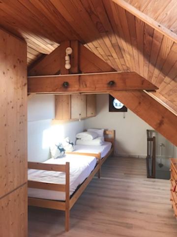 维拉尔-德朗Appartement centre village的一间卧室配有两张双层床。