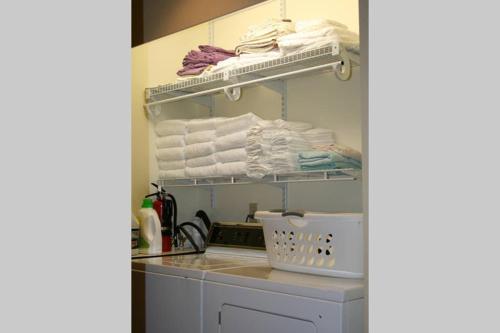 帕克伍德Hall Creek Cabin的洗衣房配有晾衣架和毛巾