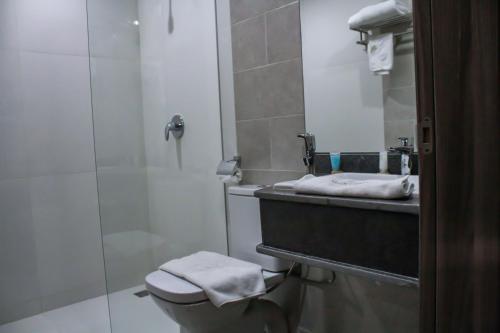 努瓦克肖特SUNSET HOTEL的带淋浴、卫生间和盥洗盆的浴室