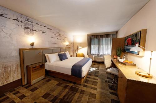 拉斯维加斯银柒酒店及赌场的配有一张床和一张书桌的酒店客房