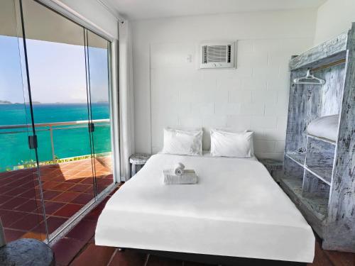 布希奥斯Apa Pau Brasil的卧室配有白色床,享有海景
