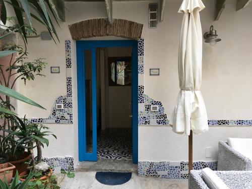 特拉帕尼Cortile Azzurro的一把带雨伞的房间的蓝色门