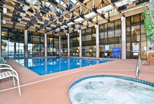 布莱斯峡谷Bryce View Lodge Part of the Ruby's Inn Resort的一座大型建筑,设有大型游泳池
