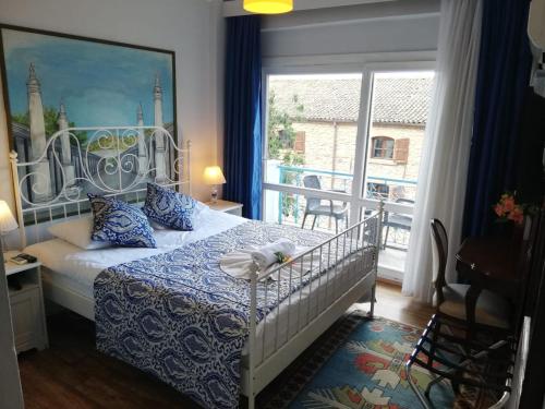 塞尔丘克于尔克梅兹酒店的一间卧室设有一张床和一个大窗户