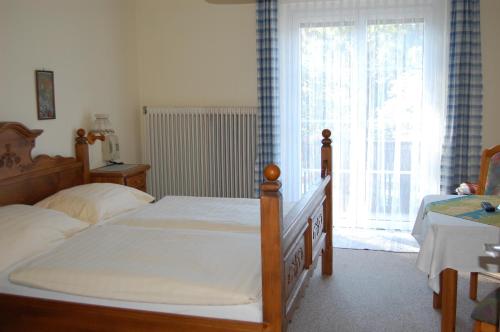 Sankt Aegyd am Neuwalde尼德豪斯 － 皮尔斯豪德酒店的一间卧室设有两张床和大窗户