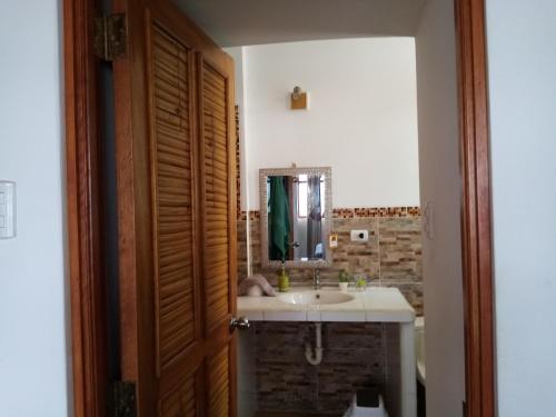 索里托斯Los Pinos de Zorritos Condominio的一间带水槽和镜子的浴室