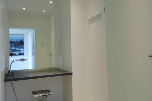 杜伊斯堡Modernes Apartment Duisburg的一间带水槽和镜子的浴室