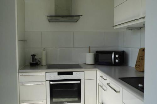 杜伊斯堡Modernes Apartment Duisburg的厨房配有炉灶和微波炉。