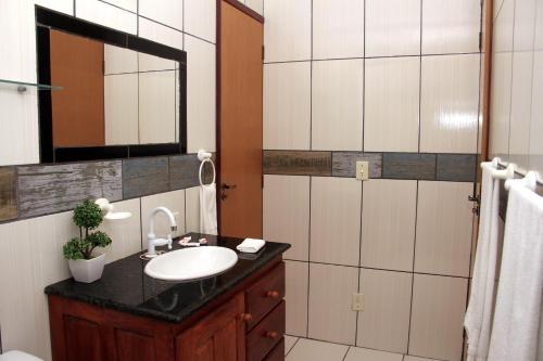 马拉戈日Camping e Chalés Beira Mar的一间带水槽和镜子的浴室