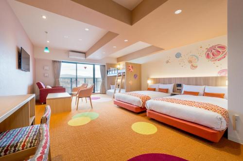 京都RESI STAY Nishijin的酒店客房配有两张床和一张书桌