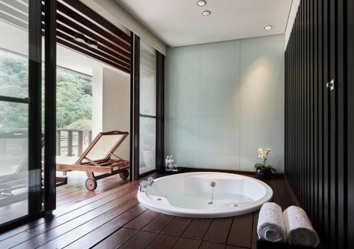 礁溪礁溪老爷酒店的客房内的浴室设有大浴缸