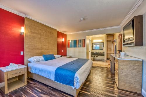 洛杉矶好莱坞城市旅馆的酒店客房带一张床和一个厨房
