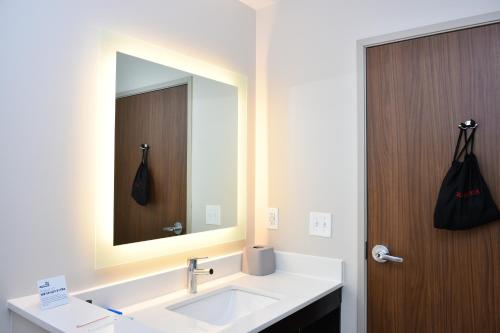 Bensenville奥黑尔本森维尔智选假日套房酒店的一间带水槽和镜子的浴室
