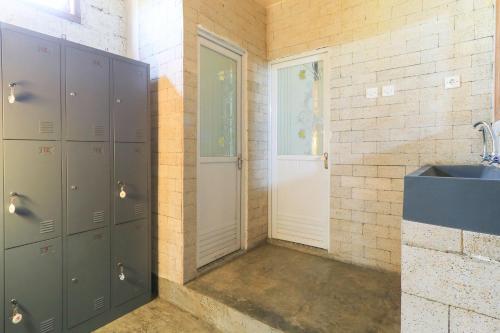 珀尼达岛Hostel Bukit Sangcure的浴室设有灰色储物柜和水槽。