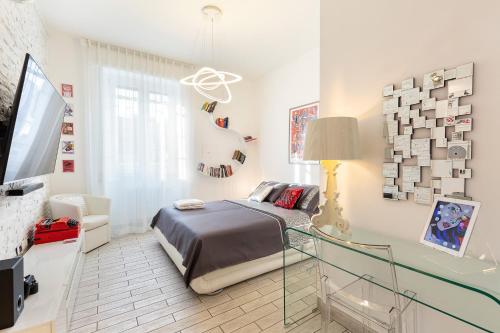 米兰Pop Luxury Experience的一间卧室配有一张床和一台电视。