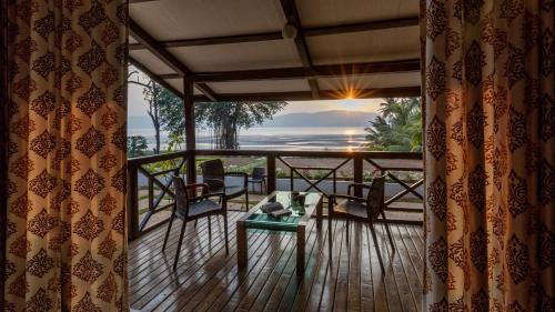穆鲁德SaffronStays Little Paradise, Murud的客房设有海景阳台。