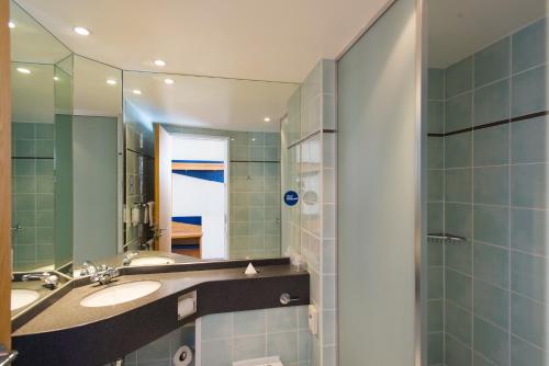 布雷得佛快捷假日布拉德福德市中心酒店的浴室设有2个水槽和镜子