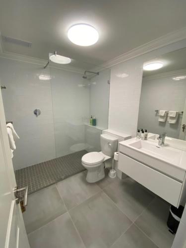 斯泰伦博斯Lemon Rind - 205 Oude Hoek的白色的浴室设有卫生间和水槽。