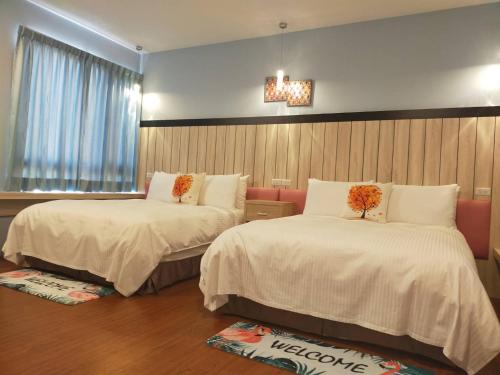 员林欧乡庄园的酒店客房设有两张床和窗户。