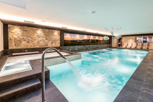 丰多玛丽亚夫人度假酒店及健康中心的游泳池位于酒店带热水浴池的客房