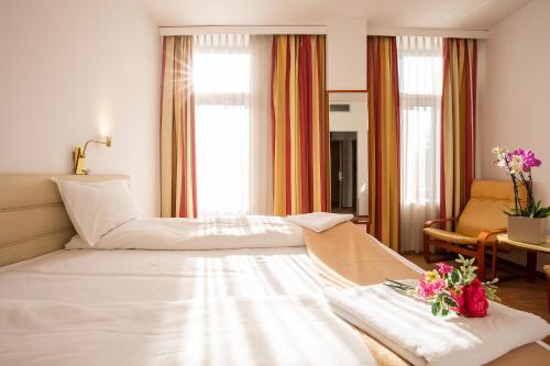 萨图马雷Hotel Dana 2的酒店客房设有一张白色大床和椅子