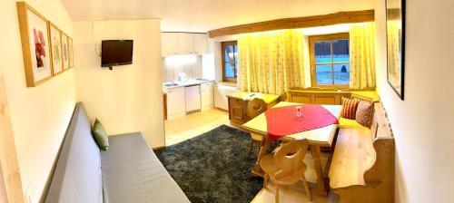 平斯旺祖姆斯彻鲁恩酒店的小房间设有桌子和厨房