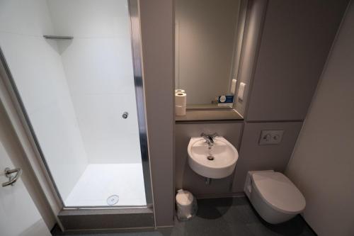 爱丁堡Summer Stays at The University of Edinburgh的一间带水槽和卫生间的小浴室