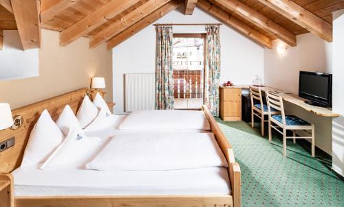 施内贝格家庭Spa及度假酒店客房内的一张或多张床位