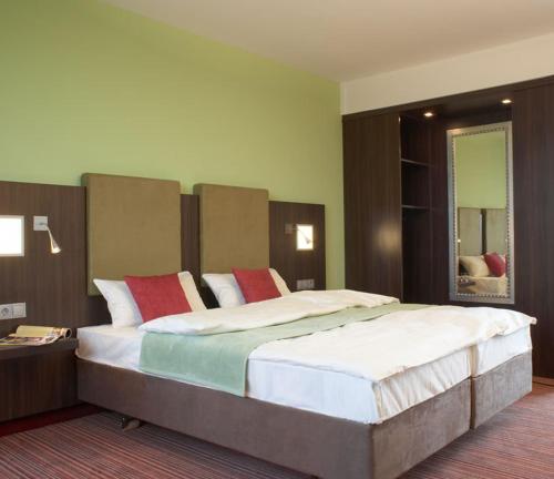 维尔恩斯多夫奎勒特尔维尼斯多夫酒店的一间卧室,卧室内配有一张大床