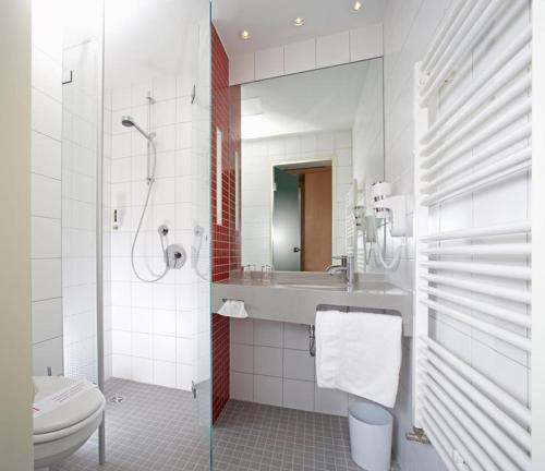 维尔恩斯多夫奎勒特尔维尼斯多夫酒店的浴室配有卫生间、盥洗盆和淋浴。