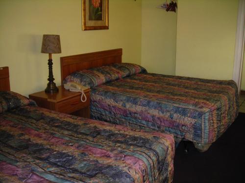 Kenova好莱坞汽车旅馆的酒店客房,设有两张床和一盏灯