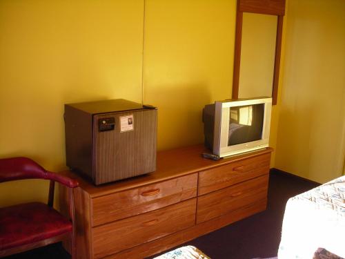 Kenova好莱坞汽车旅馆的梳妆台上方的电视机