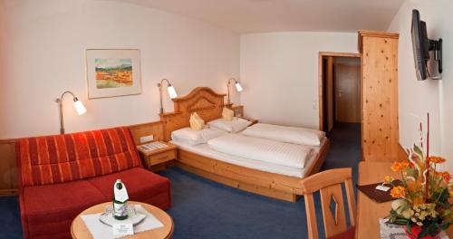 上陶恩瓦格纳酒店的酒店客房,配有床和沙发