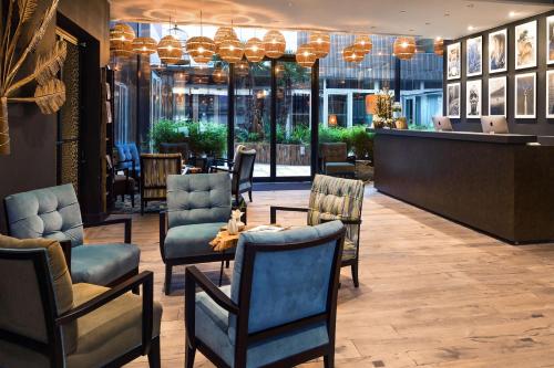 里尔拉布雷沃雅格酒店 - BW普瑞米尔连锁 - 里尔的大堂设有椅子,餐厅设有酒吧