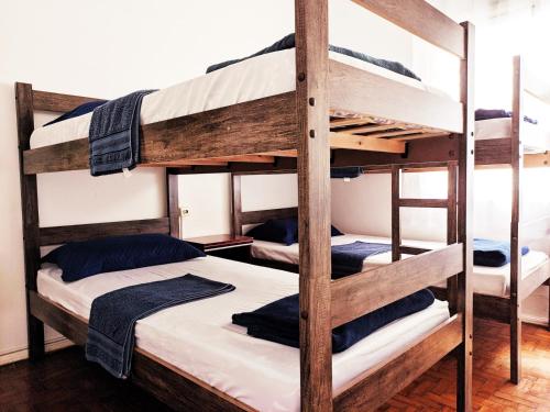坎皮纳斯Deck Hostel Taquaral的双层床间 - 带两张双层床