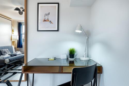 伦敦HSA - Shoreditch的客厅配有带台灯和椅子的书桌