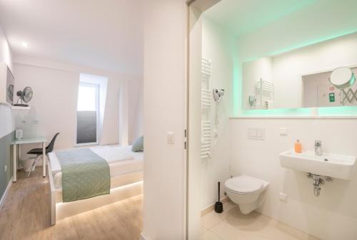 汉堡斯特灵根贝德帕克酒店的一间带卫生间、水槽和床的浴室
