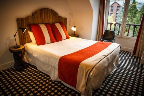 圣拉里苏朗Hôtel Mir的一间卧室设有一张大床和一个窗户。