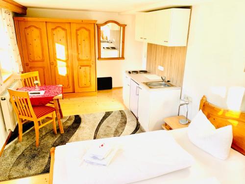 平斯旺祖姆斯彻鲁恩酒店的一间带桌子和白色冰箱的小厨房