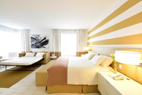 迈阿密海滩佩斯塔纳南滩酒店的酒店客房,设有两张床和一张沙发