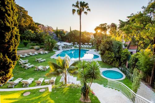 里斯本奥利斯拉帕帕里斯酒店 - 世界顶级酒店的享有带游泳池的度假村的空中景致