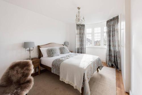 沃特福德The Bluebird - One Bedroom Apartment in Watford的白色的卧室设有床和窗户