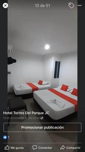 SoledadHotel Torres del Parque No1的一张房间两张床铺的照片