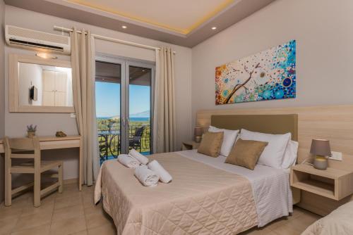Méson Yerakaríon卡捷琳娜客房酒店的一间卧室配有一张床、一张书桌和一个窗户。